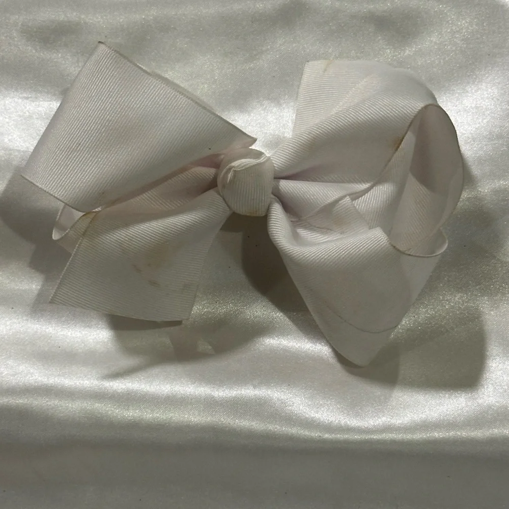 White Gross grain Hair Bow- bundle 2 or more and save on shipping.